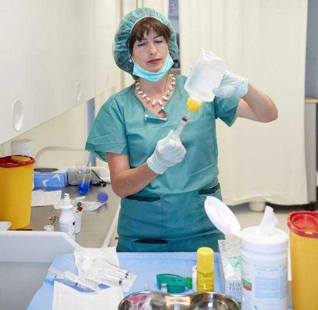 12岁少年身患罕见病 4岁妹妹脐带血成“神药”